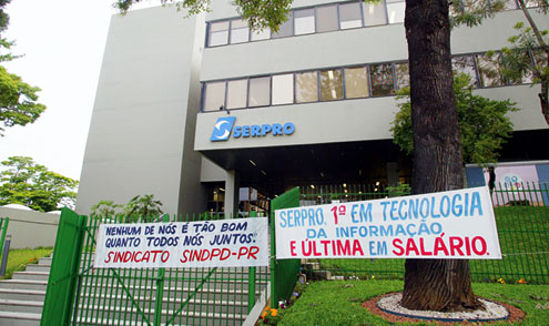 Funcionários do Serpro cruzam os braços Funcionários do Serpro cruzam os braços