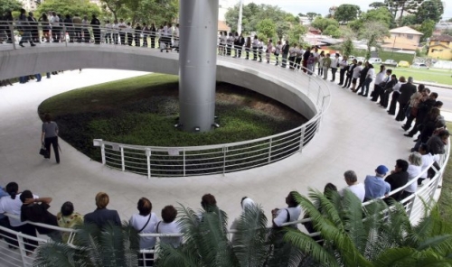 Visitação pública ao velório de Zilda Arns é retomada depois de missa reservada Visitação pública ao velório de Zilda Arns é retomada depois de missa reservada